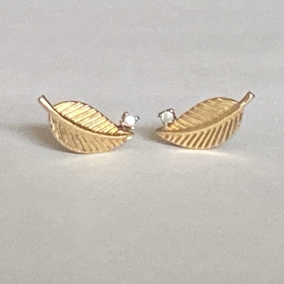 Vintage Jewelry Jewelry - 14K Solid Yellow Gold Leaf Stud Earrings, Diamond Accents. Vintage - Real Gold